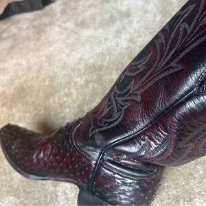 Stunning Lucchese ostrich burgundy boots in sz 8